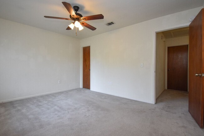 Building Photo - Spacious 2 Bed, 2.5 Bath Townhouse in Sout...