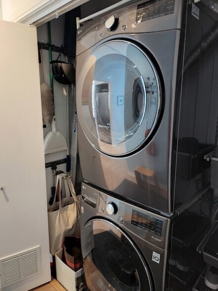 Building Photo - 8 E Randolph St