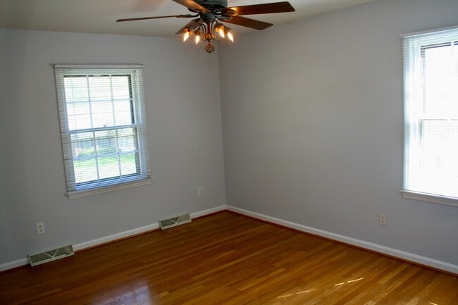Building Photo - Lansdowne home with easy access to Nicholasville Rd  260602