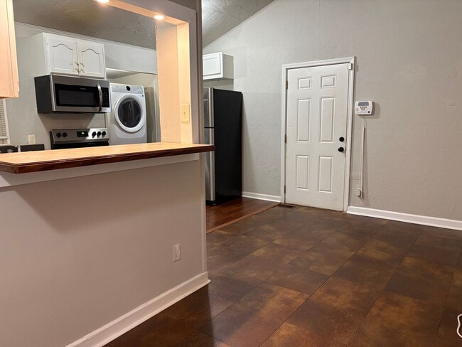 Building Photo - 2 Bedroom, 1 Bathroom House in High Point!