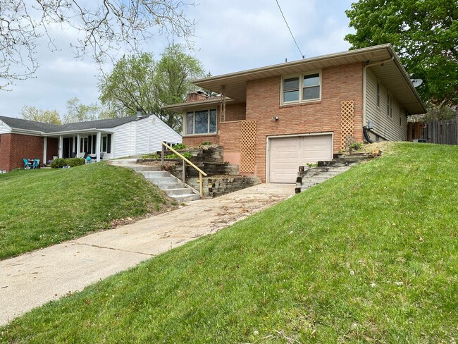 Building Photo - 3 Bedrooms 2 Full Bathrooms Finished Basem...