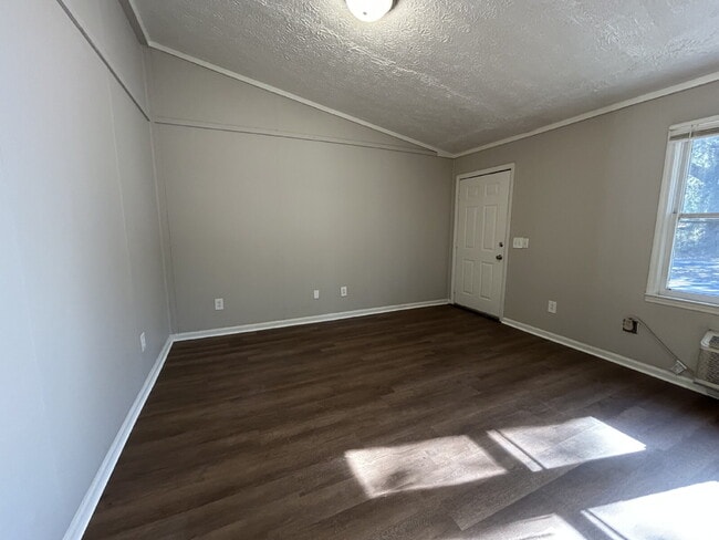 Building Photo - Apartment For Rent