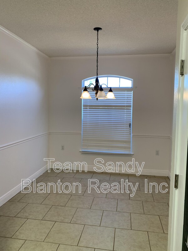 Building Photo - 8949 Camelot Pl