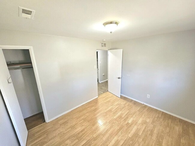 Building Photo - Amazing 3 Bedroom 1 Bathroom Home
