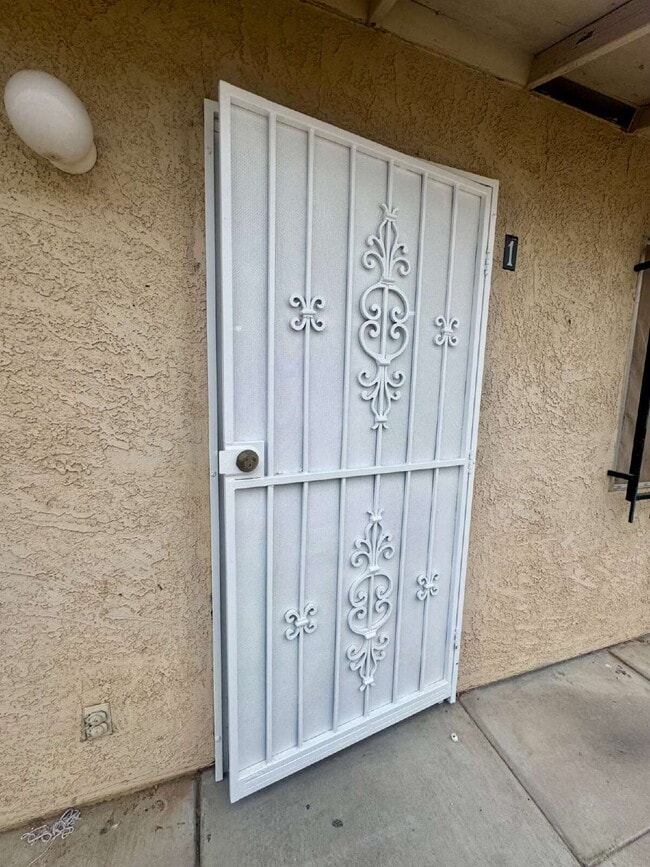 Building Photo - Clean, Crisp & Ready Now