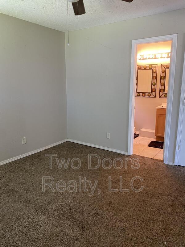 Building Photo - 429 E Hillcrest Ln