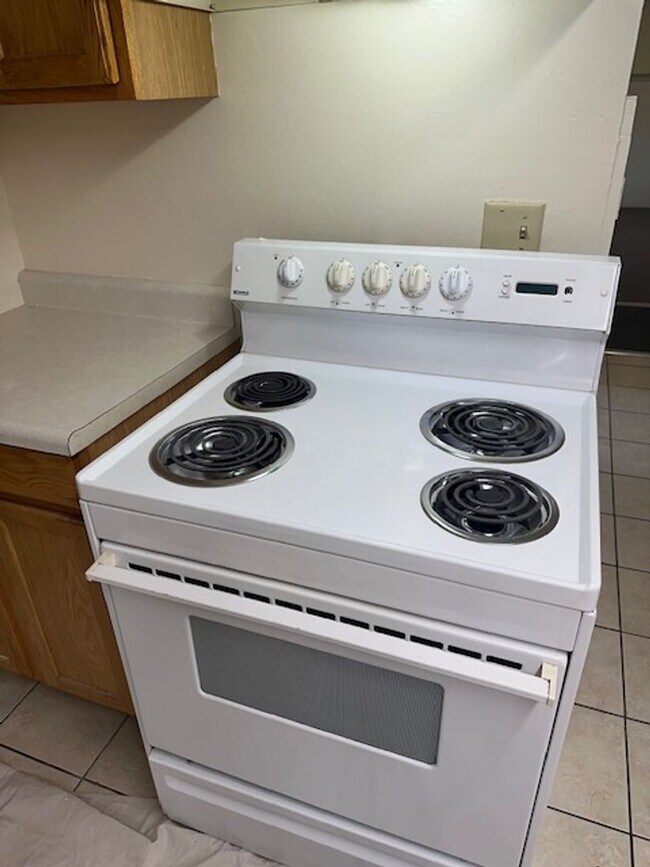 Building Photo - Hey Students.  3 bedroom Mid town off Stephens
