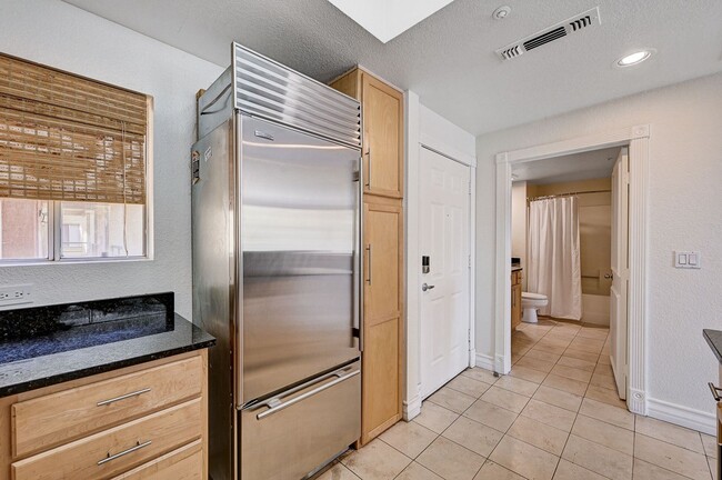 Building Photo - Luxurious Meridian Condo. Live 24/7 Guard ...