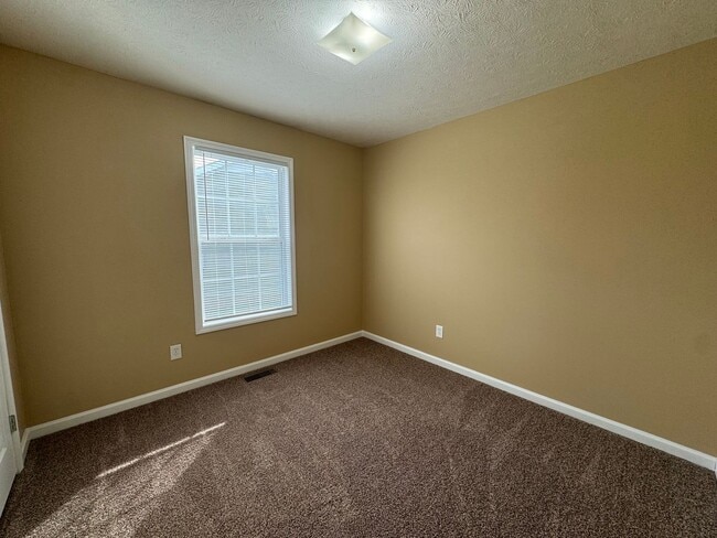 Building Photo - Spacious 3 bedroom, two bathroom home close to GM, Magna and Industrial Park