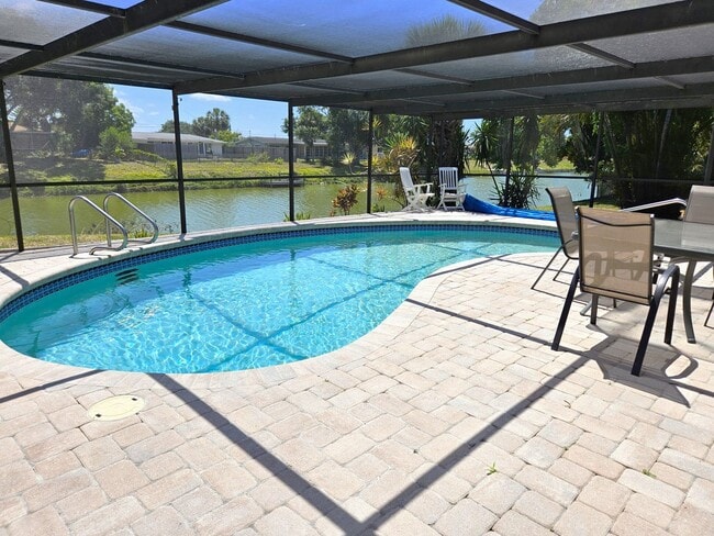 Building Photo - 492 E Shade Dr