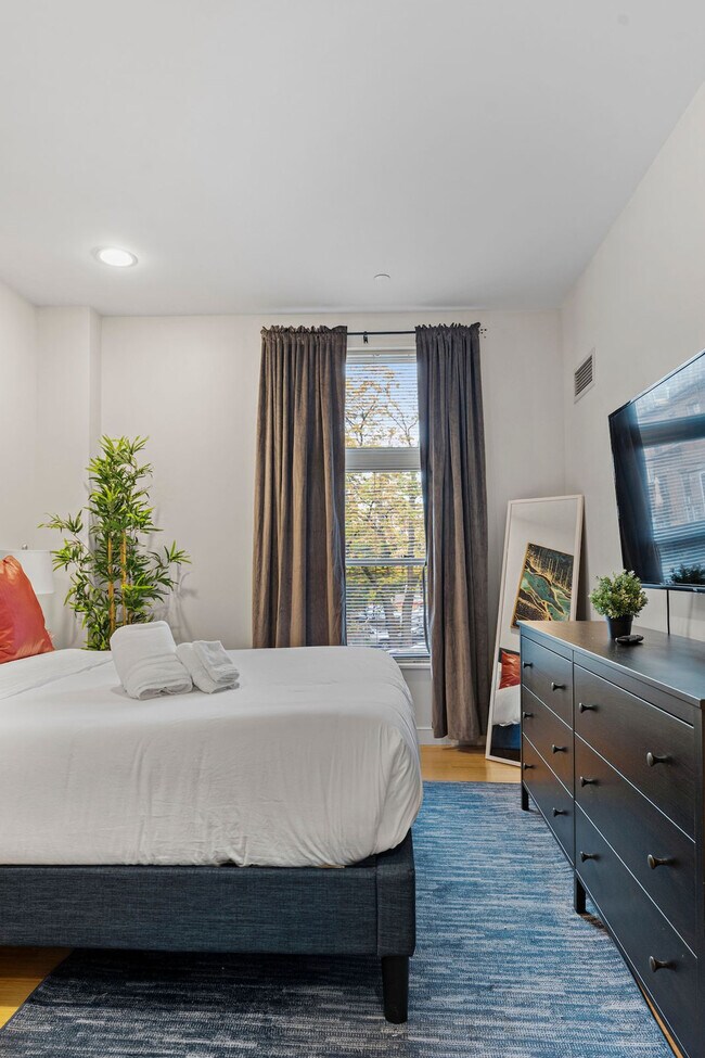 Building Photo - 601 Albany St