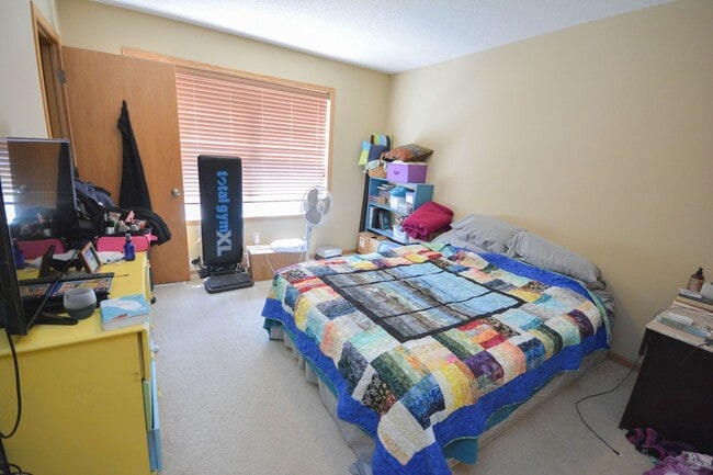 Building Photo - 2br townhouse near many shopping & dining ...