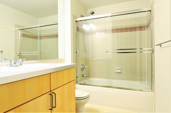 Building Photo - Top-Floor Condo near Bellevue Downtown