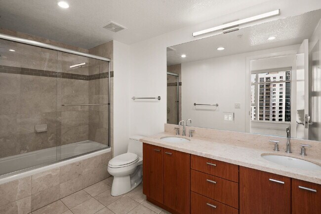 Building Photo - "Stylish 1-Bedroom Condo with Stunning Views in Vibrant San Diego!"