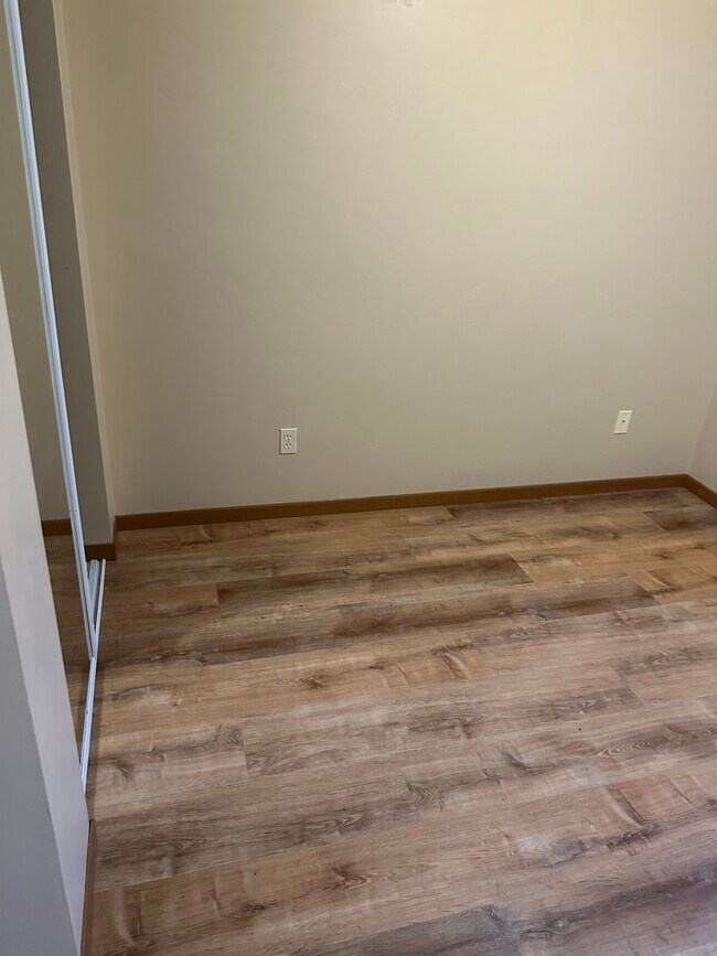 Building Photo - 104 E River Dr