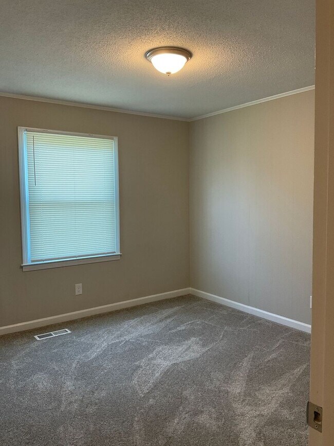 Building Photo - Available Now!! Beautiful 3 Bedroom