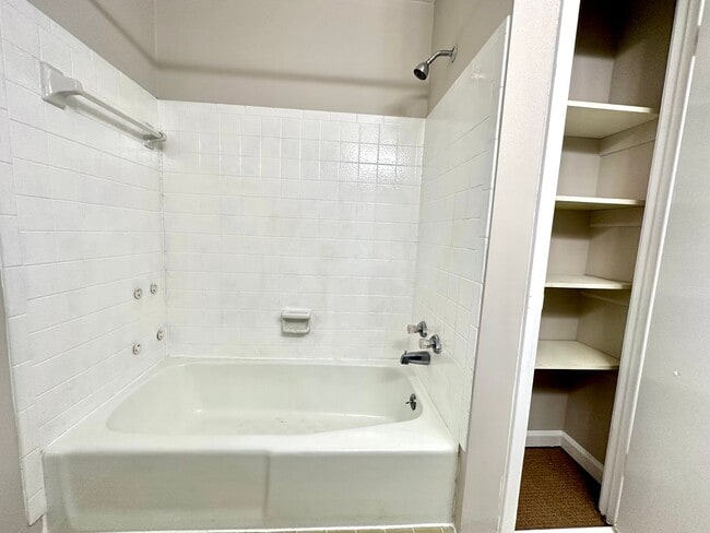 Building Photo - 28 Leonard Dr