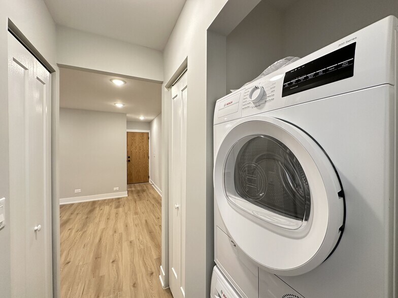 Building Photo - 531 W Aldine Ave