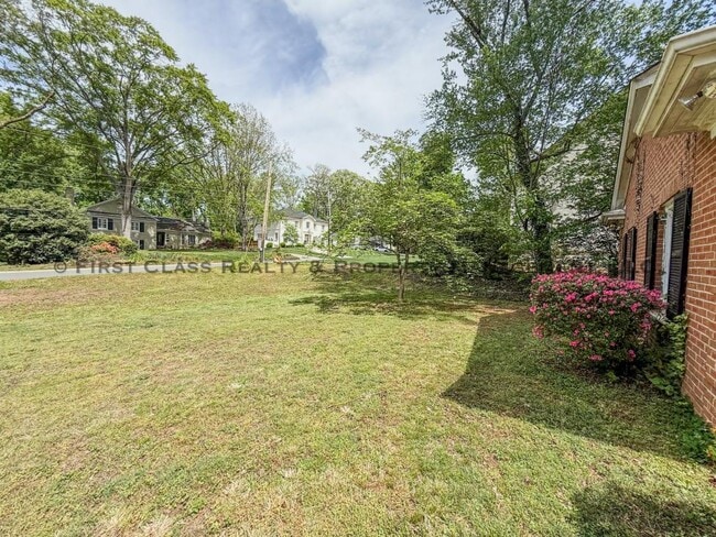 Building Photo - 500 Ashworth Rd