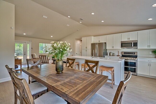 Building Photo - NEW HOME! 3/2  in Hawthorne