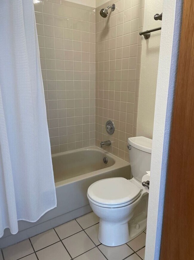 Building Photo - Charming 3b/2.5b Townhome In Louisville