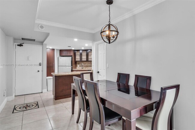 Building Photo - 999 Brickell Bay Dr