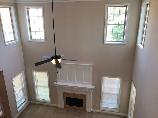 Building Photo - Beautiful 5 Bed 4 Bath Home in Heart of Co...