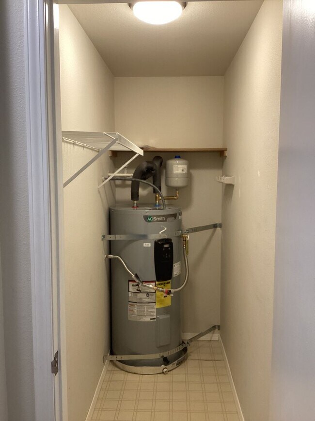 Building Photo - Charming Edmonds Condo with Two Garages an...