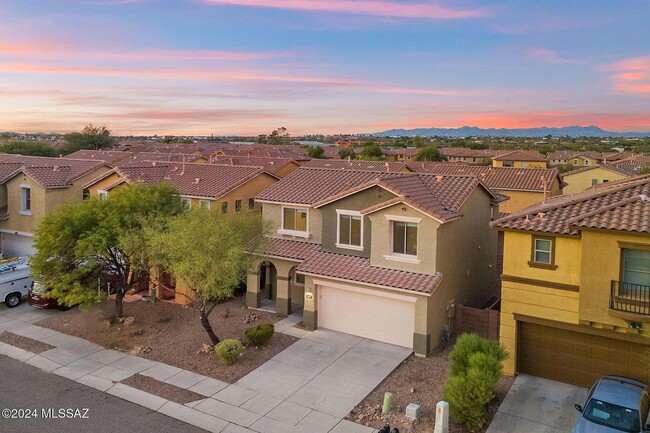 Building Photo - 4 bed/3bath in desirable Paseo Del Rio Community