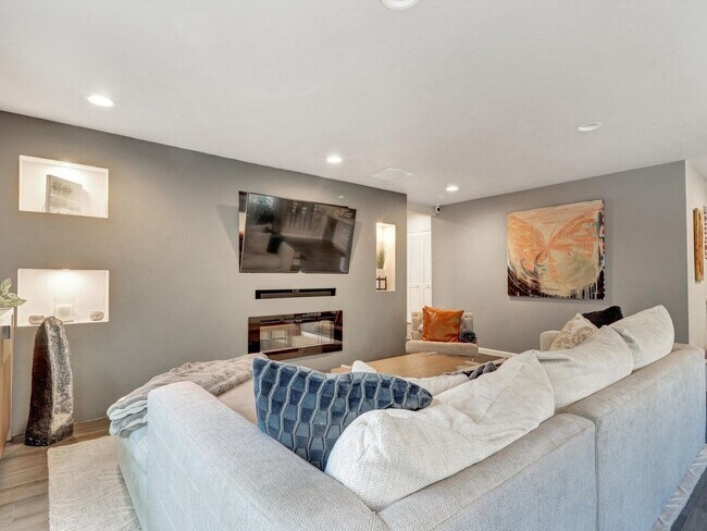 Building Photo - 5437 Coolidge Ave