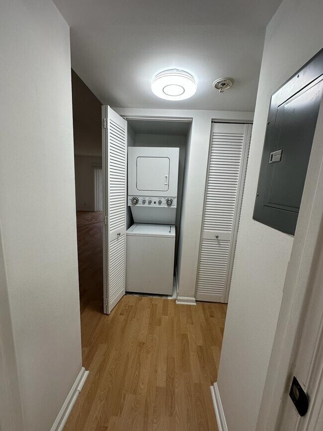 Building Photo - 301 Olivewood Pl
