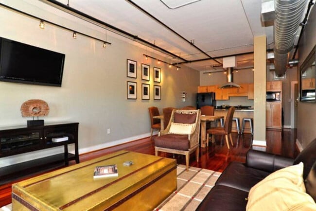 Building Photo - 558 Granby St