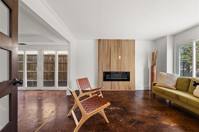 Building Photo - 425 Mikasa Dr