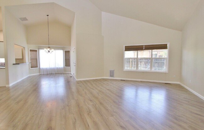 Building Photo - 2610 N Shoveler Way