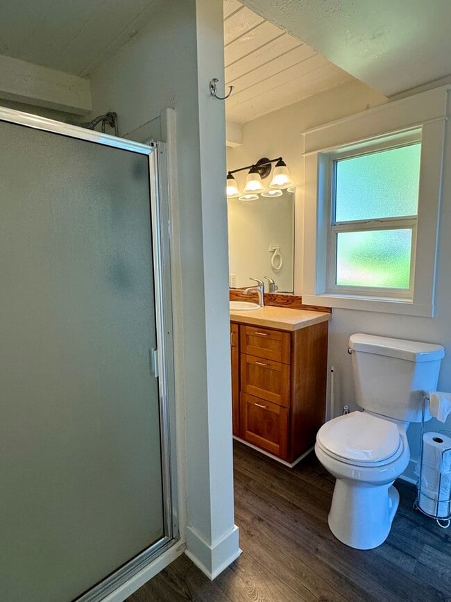 Building Photo - enchanting one bedroom beach cottage available now.....