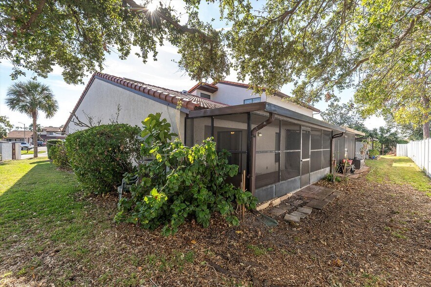 Building Photo - 7360 Ulmerton Rd