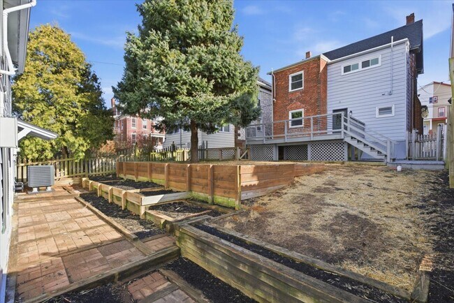 Building Photo - 305 W Broadway