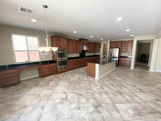 Building Photo - 4/BD 3.5/BA Spacious Home in Gated Communi...
