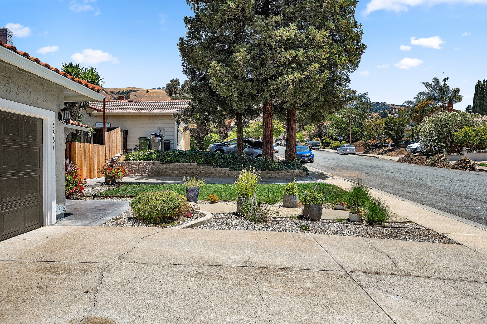 Building Photo - 3661 Slopeview Dr