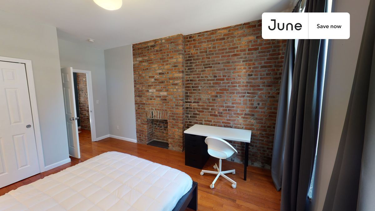 Building Photo - 301 E 104th St