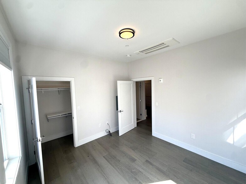 Building Photo - 24 Rush St