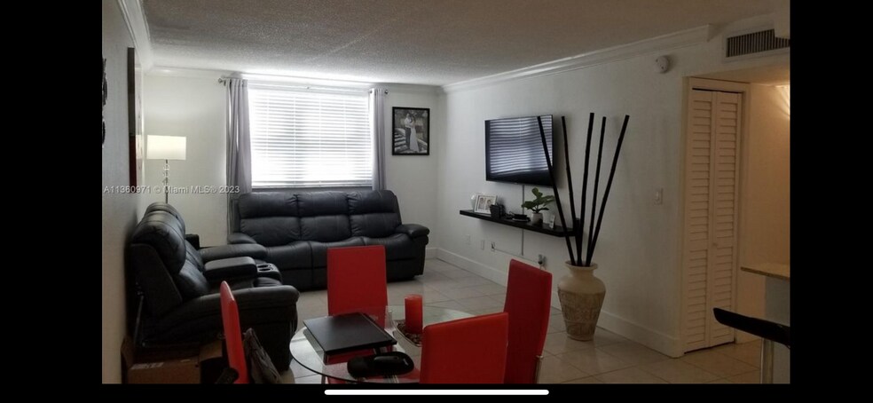 Building Photo - 606 W 81st St