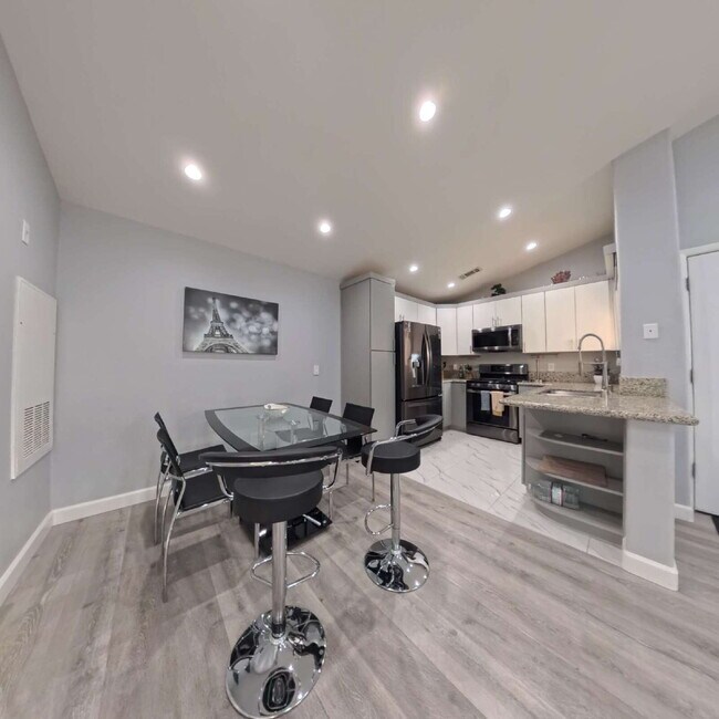 Building Photo - 1 BED 1 BATH CONDO 2nd FLOOR AT OPULENCE!