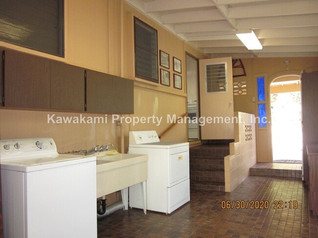 Building Photo - Very Spacious, Well Maintained, Hidden Gem on Quiet Street