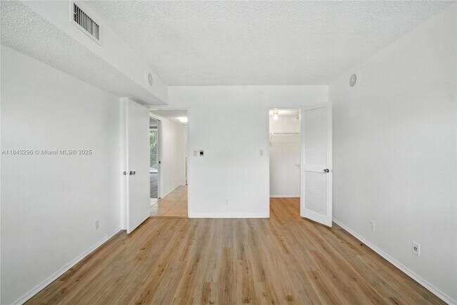 Building Photo - 3850 Oaks Clubhouse Dr