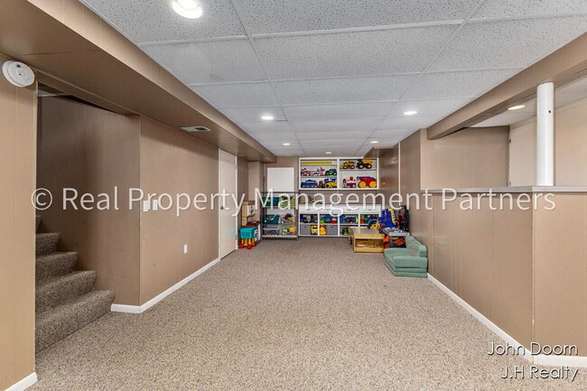 Building Photo - Spacious 3-Bedroom Home in Alger Heights – Modern Kitchen, Private Yard & Garage