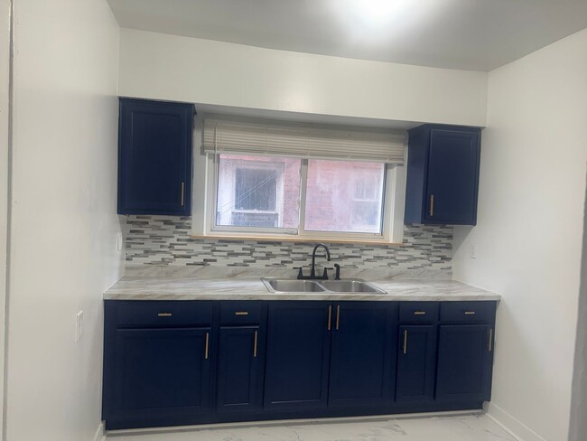 Building Photo - 3 bed/1 bath-- WATER INCLUDED- Two Family ...