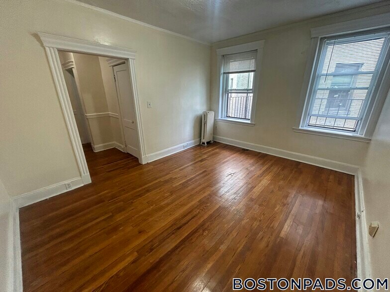 Building Photo - 364 Riverway