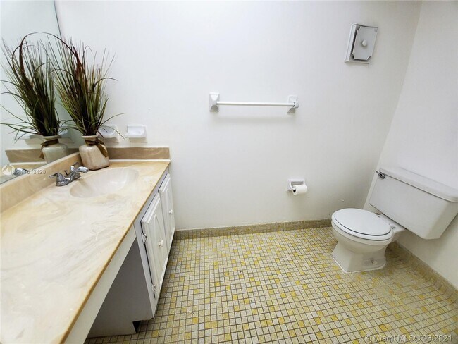 Building Photo - 9363 Fontainebleau Blvd