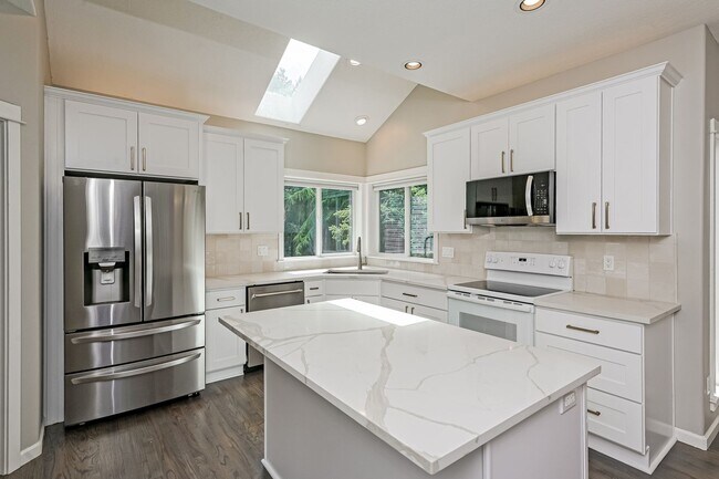 Building Photo - 3 Bed 2.5 Bth Upper Floor Unit + A/C + Fireplace + Large Deck